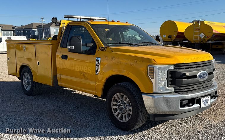 image for item ES5597 2019 Ford F350 Super Duty utility bed pickup truck