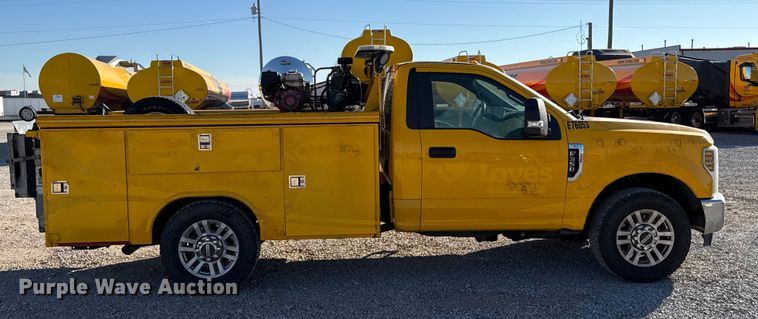 image for item ES5597 2019 Ford F350 Super Duty utility bed pickup truck