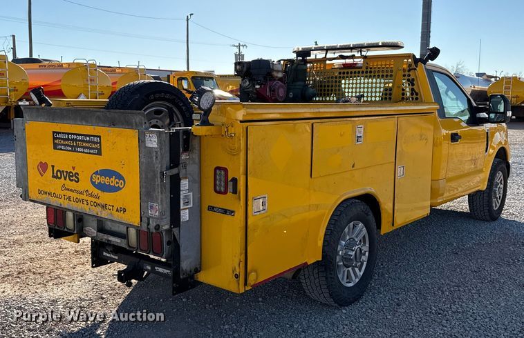 image for item ES5597 2019 Ford F350 Super Duty utility bed pickup truck