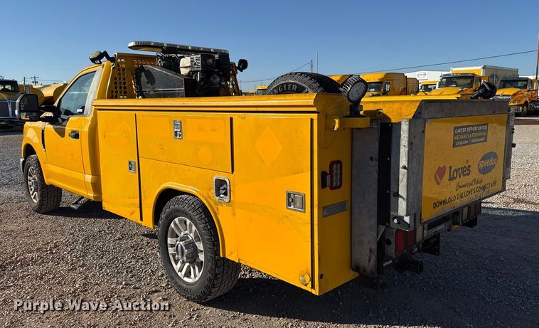 image for item ES5597 2019 Ford F350 Super Duty utility bed pickup truck