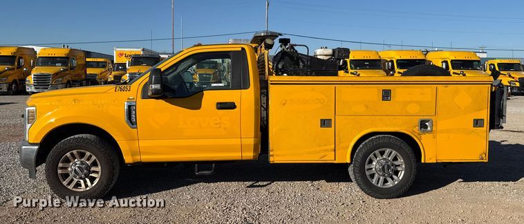 image for item ES5597 2019 Ford F350 Super Duty utility bed pickup truck