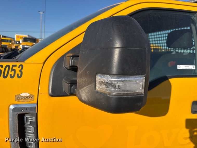 image for item ES5597 2019 Ford F350 Super Duty utility bed pickup truck