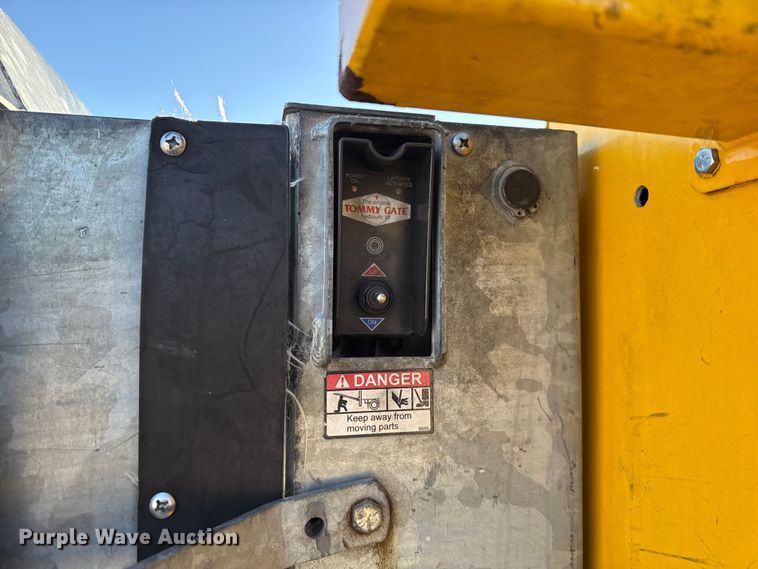 image for item ES5597 2019 Ford F350 Super Duty utility bed pickup truck