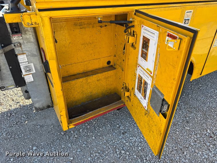 image for item ES5597 2019 Ford F350 Super Duty utility bed pickup truck