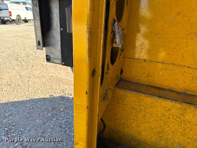 image for item ES5597 2019 Ford F350 Super Duty utility bed pickup truck