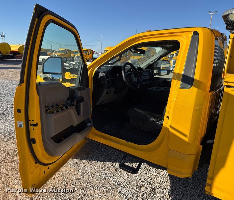 image for item ES5597 2019 Ford F350 Super Duty utility bed pickup truck