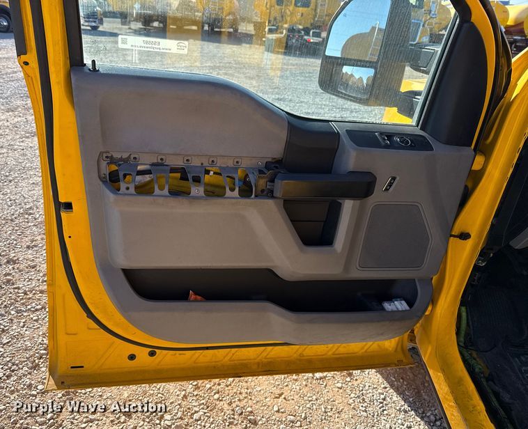 image for item ES5597 2019 Ford F350 Super Duty utility bed pickup truck