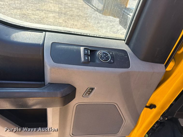 image for item ES5597 2019 Ford F350 Super Duty utility bed pickup truck