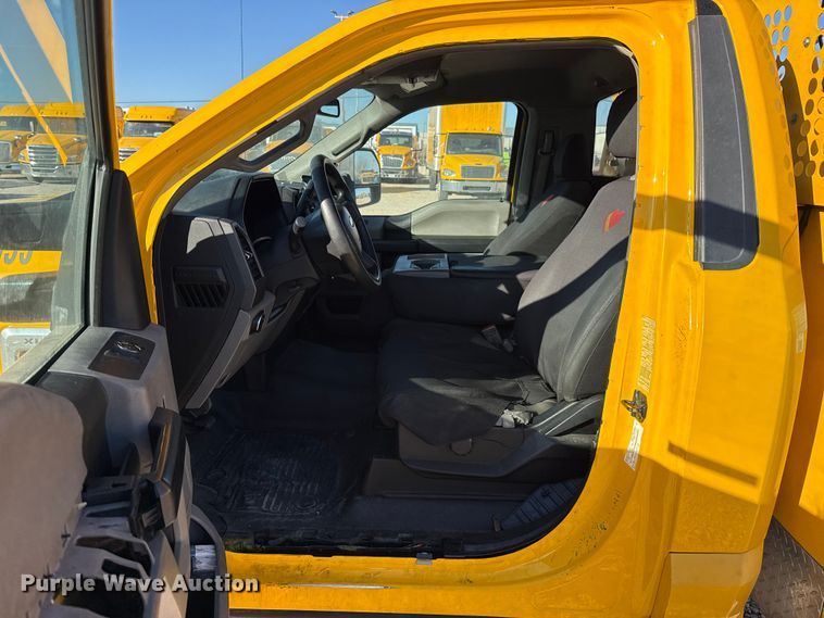 image for item ES5597 2019 Ford F350 Super Duty utility bed pickup truck