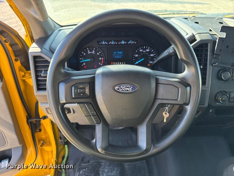 image for item ES5597 2019 Ford F350 Super Duty utility bed pickup truck