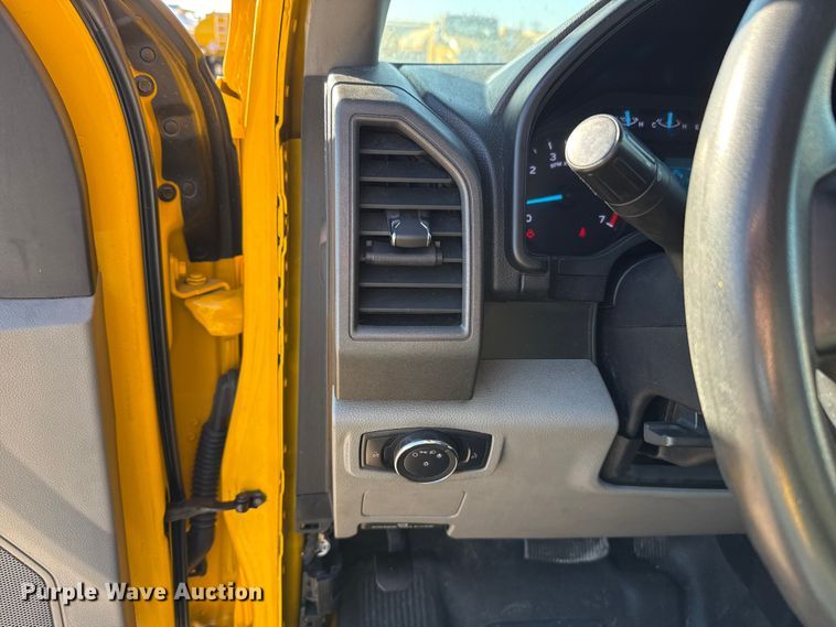 image for item ES5597 2019 Ford F350 Super Duty utility bed pickup truck