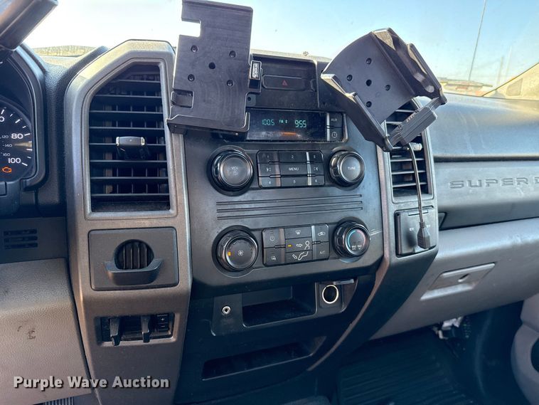 image for item ES5597 2019 Ford F350 Super Duty utility bed pickup truck