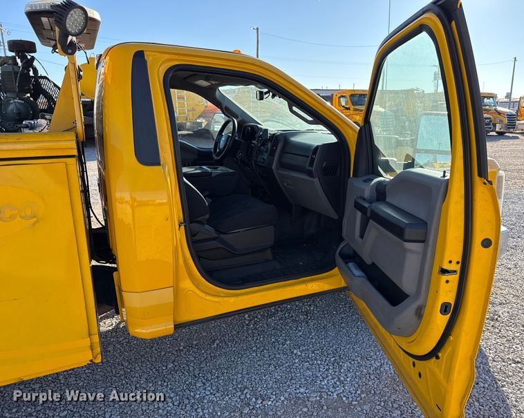 image for item ES5597 2019 Ford F350 Super Duty utility bed pickup truck