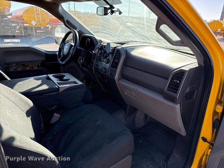 image for item ES5597 2019 Ford F350 Super Duty utility bed pickup truck