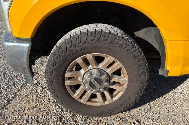 image for item ES5597 2019 Ford F350 Super Duty utility bed pickup truck