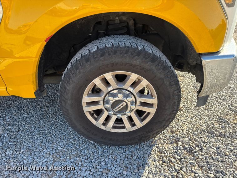 image for item ES5597 2019 Ford F350 Super Duty utility bed pickup truck