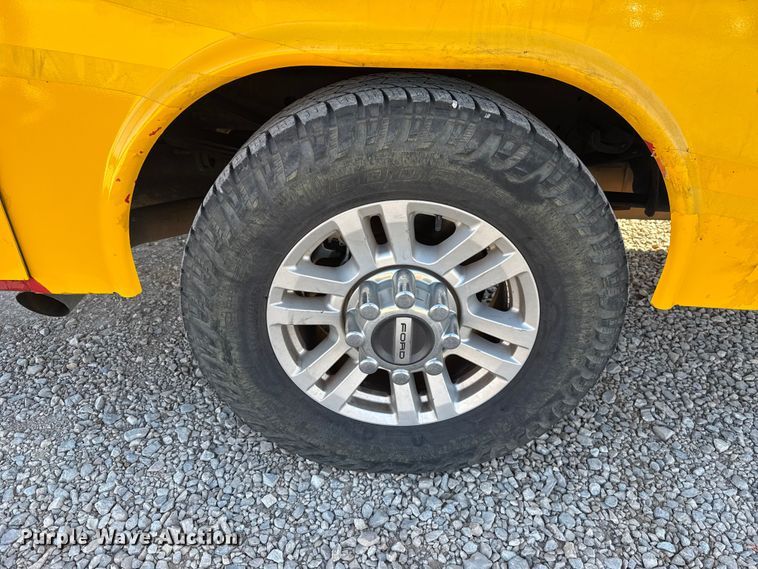 image for item ES5597 2019 Ford F350 Super Duty utility bed pickup truck