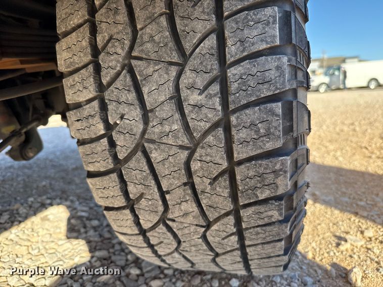 image for item ES5597 2019 Ford F350 Super Duty utility bed pickup truck