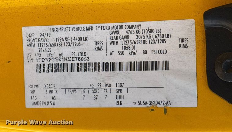 image for item ES5597 2019 Ford F350 Super Duty utility bed pickup truck