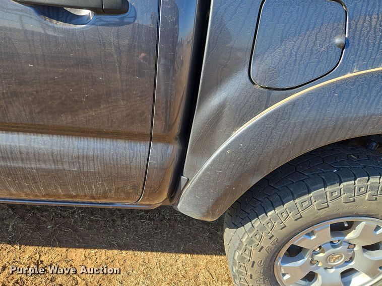 image for item ET1099 2013 Toyota Tacoma Crew Cab pickup truck