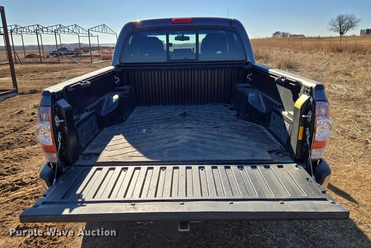 image for item ET1099 2013 Toyota Tacoma Crew Cab pickup truck