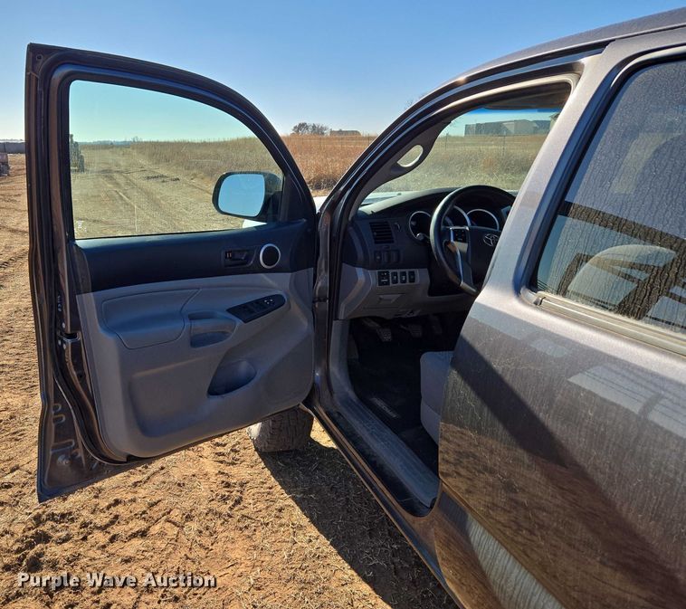 image for item ET1099 2013 Toyota Tacoma Crew Cab pickup truck