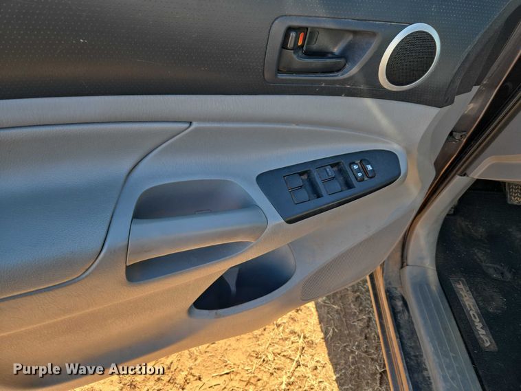 image for item ET1099 2013 Toyota Tacoma Crew Cab pickup truck