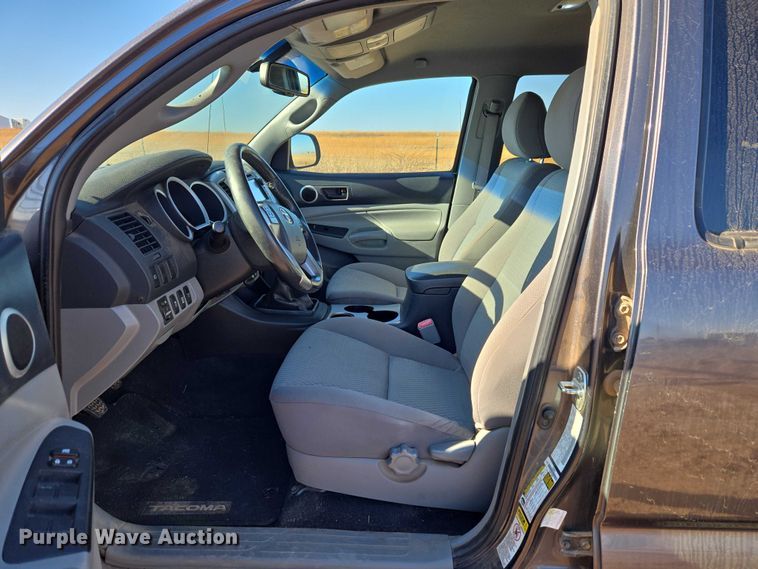 image for item ET1099 2013 Toyota Tacoma Crew Cab pickup truck