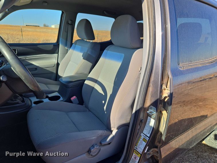 image for item ET1099 2013 Toyota Tacoma Crew Cab pickup truck