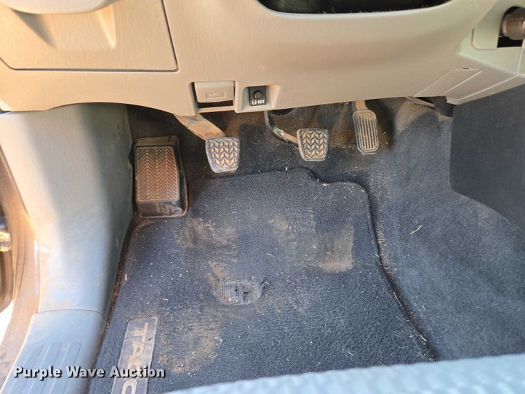 image for item ET1099 2013 Toyota Tacoma Crew Cab pickup truck