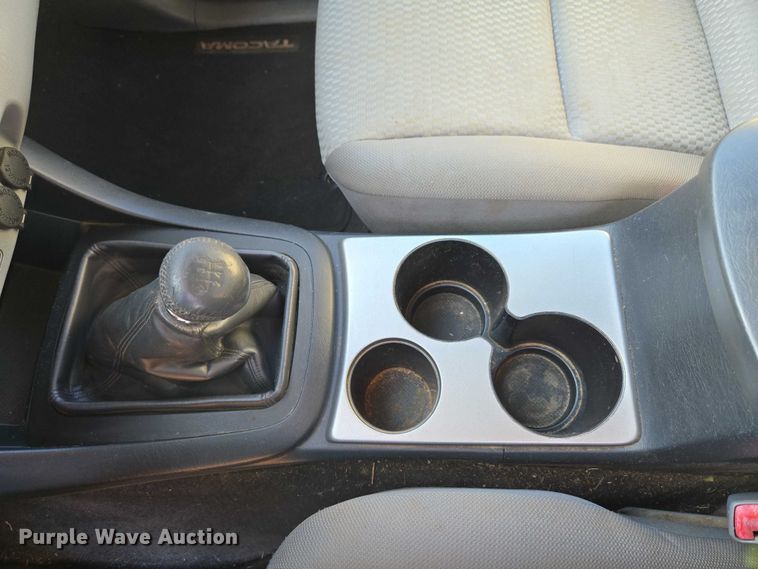 image for item ET1099 2013 Toyota Tacoma Crew Cab pickup truck