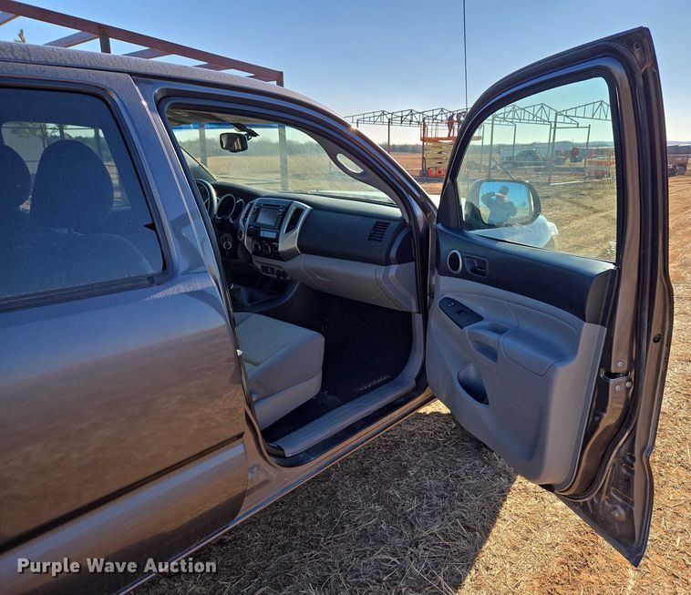 image for item ET1099 2013 Toyota Tacoma Crew Cab pickup truck