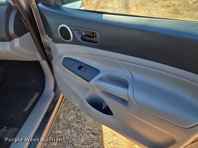 image for item ET1099 2013 Toyota Tacoma Crew Cab pickup truck