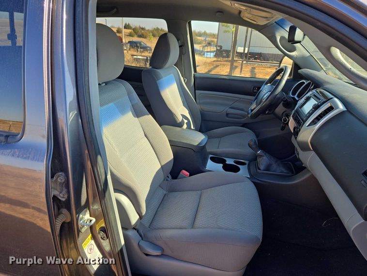 image for item ET1099 2013 Toyota Tacoma Crew Cab pickup truck