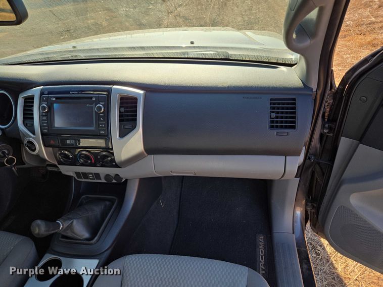 image for item ET1099 2013 Toyota Tacoma Crew Cab pickup truck