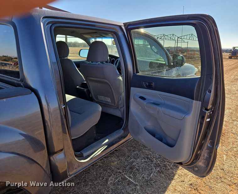 image for item ET1099 2013 Toyota Tacoma Crew Cab pickup truck