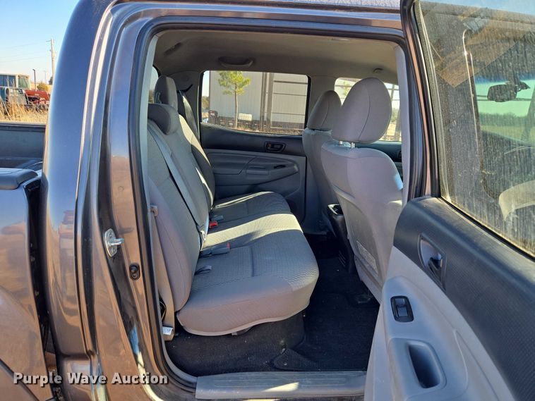 image for item ET1099 2013 Toyota Tacoma Crew Cab pickup truck