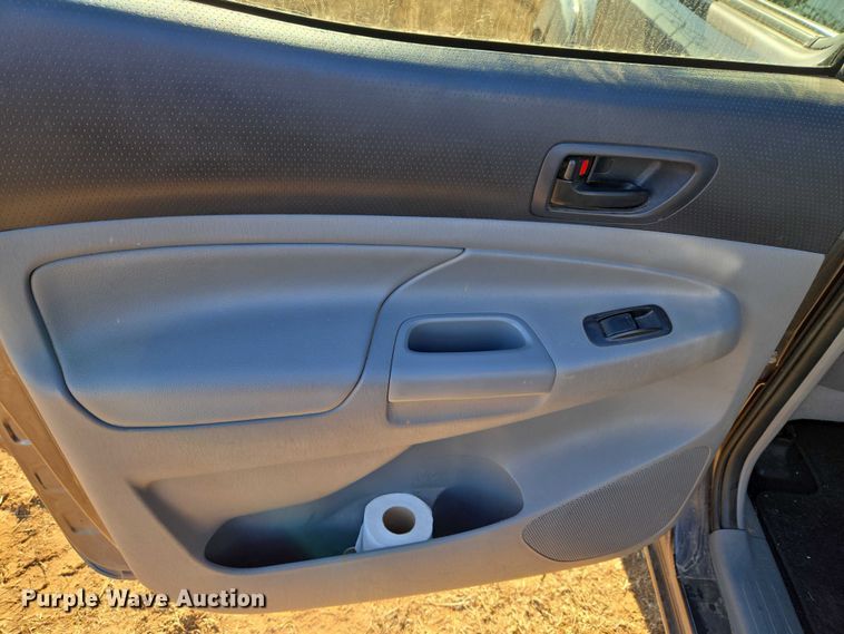 image for item ET1099 2013 Toyota Tacoma Crew Cab pickup truck