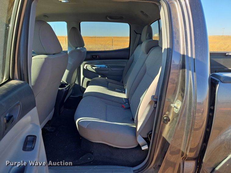 image for item ET1099 2013 Toyota Tacoma Crew Cab pickup truck