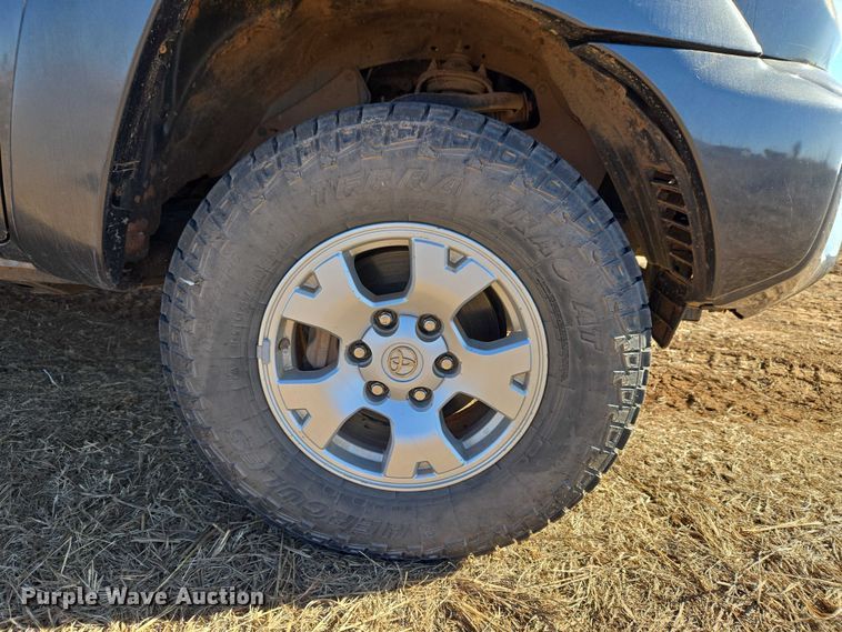 image for item ET1099 2013 Toyota Tacoma Crew Cab pickup truck