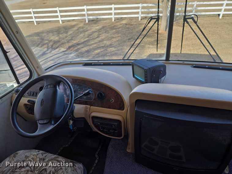 image for item ET1120 2001 Windsport Four Winds RV