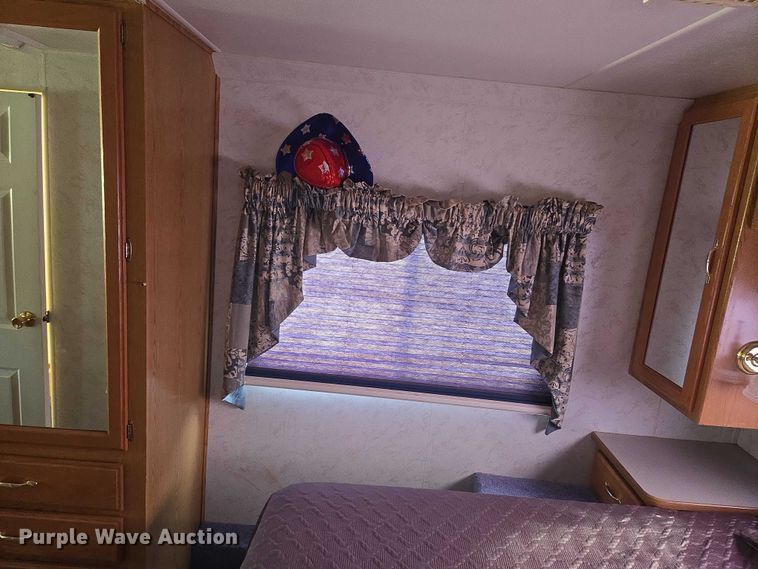 image for item ET1120 2001 Windsport Four Winds RV