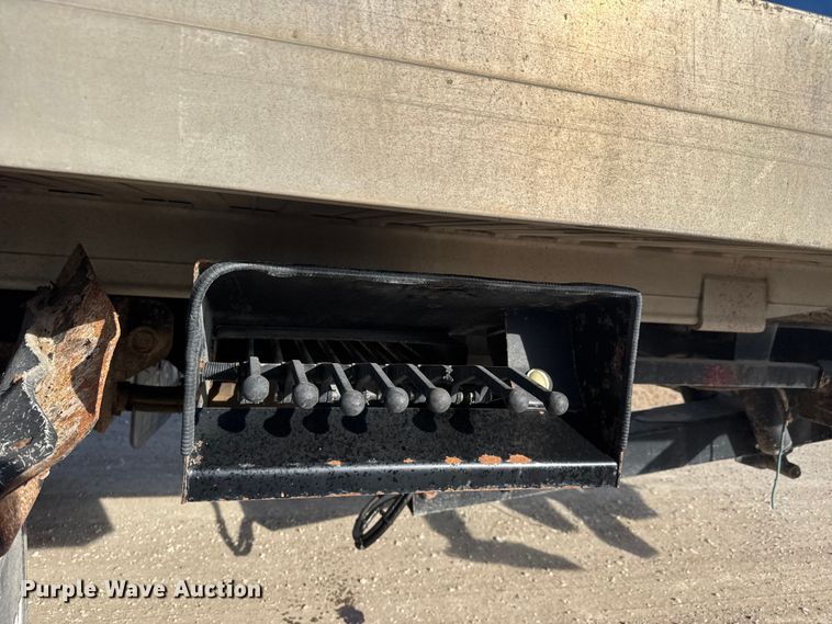 image for item ET4129 2004 International 4400 SBA  rollback truck