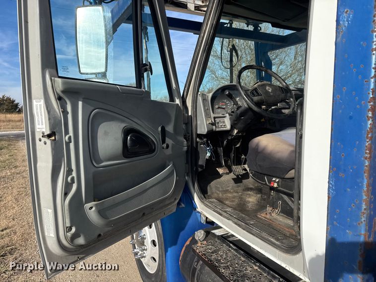 image for item ET4129 2004 International 4400 SBA  rollback truck