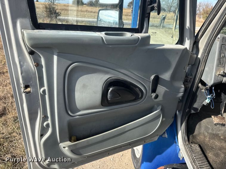 image for item ET4129 2004 International 4400 SBA  rollback truck