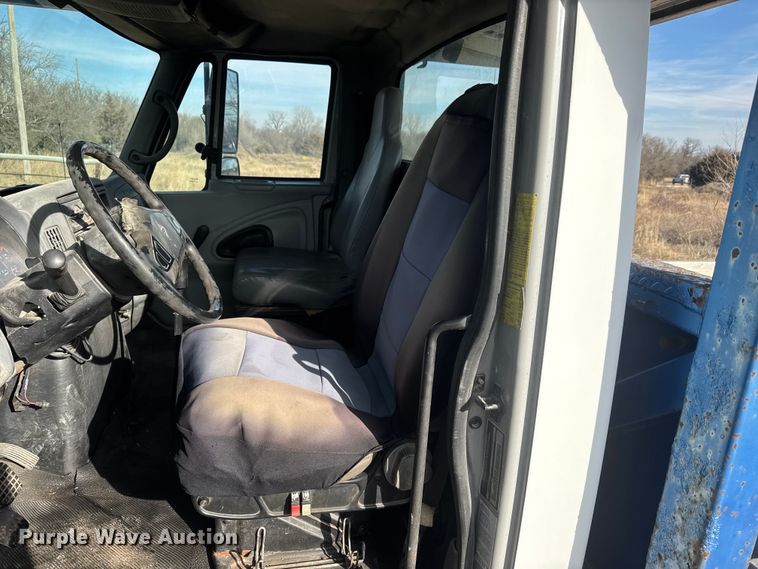 image for item ET4129 2004 International 4400 SBA  rollback truck