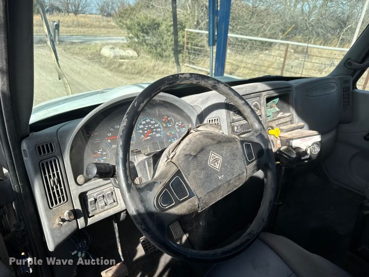 image for item ET4129 2004 International 4400 SBA  rollback truck