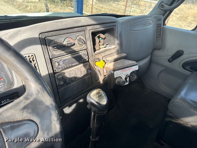 image for item ET4129 2004 International 4400 SBA  rollback truck