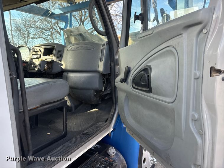 image for item ET4129 2004 International 4400 SBA  rollback truck