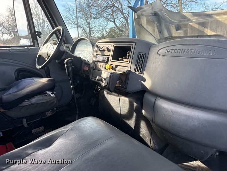 image for item ET4129 2004 International 4400 SBA  rollback truck